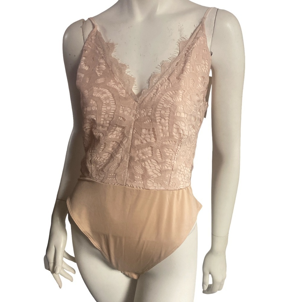 Tobi  Lace Bodysuit in Blush Pink size Large